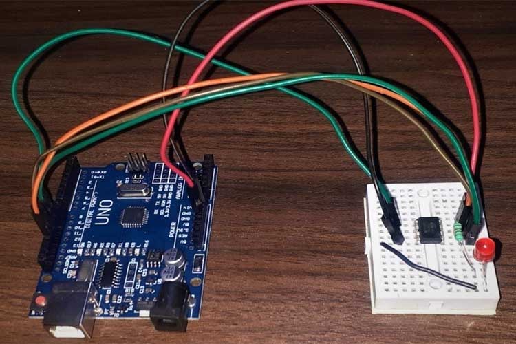 ATtiny85 with Arduino UNO